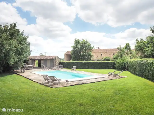 Logis La Tour en Francia, Vendée, Fontenay  - casa rural / cabaña Una gran piscina con cubierta con células solares