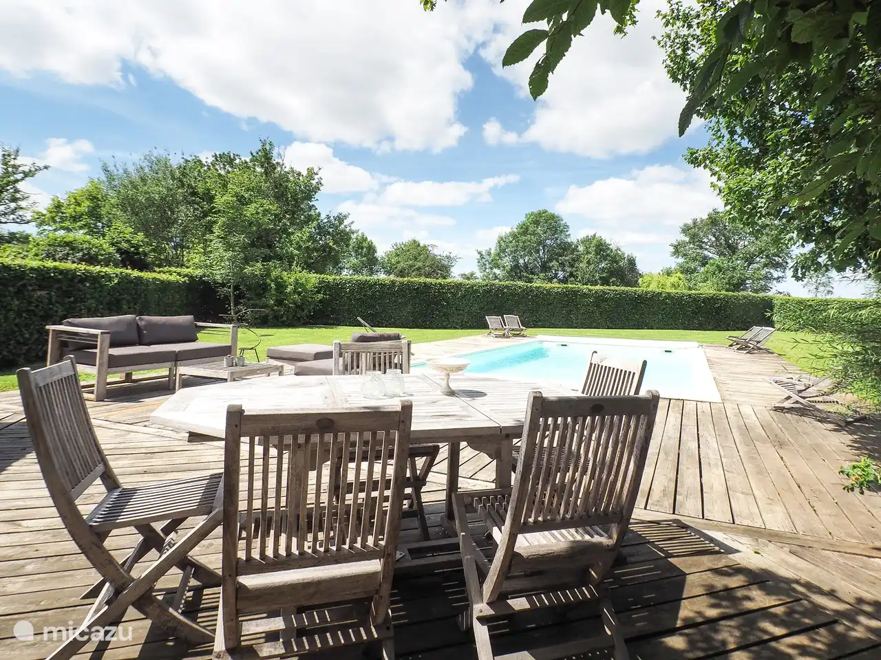 eine große Terrasse mit Poolhaus