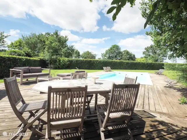Logis La Tour en Francia, Vendée, Fontenay  - casa rural / cabaña una gran terraza con casa de piscina