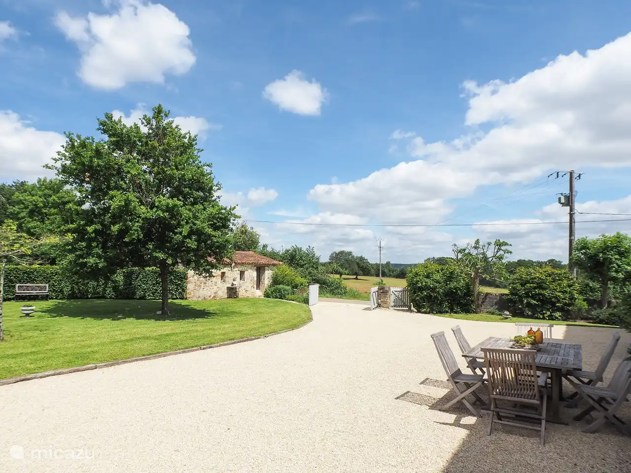 ein großer umzäunter Garten