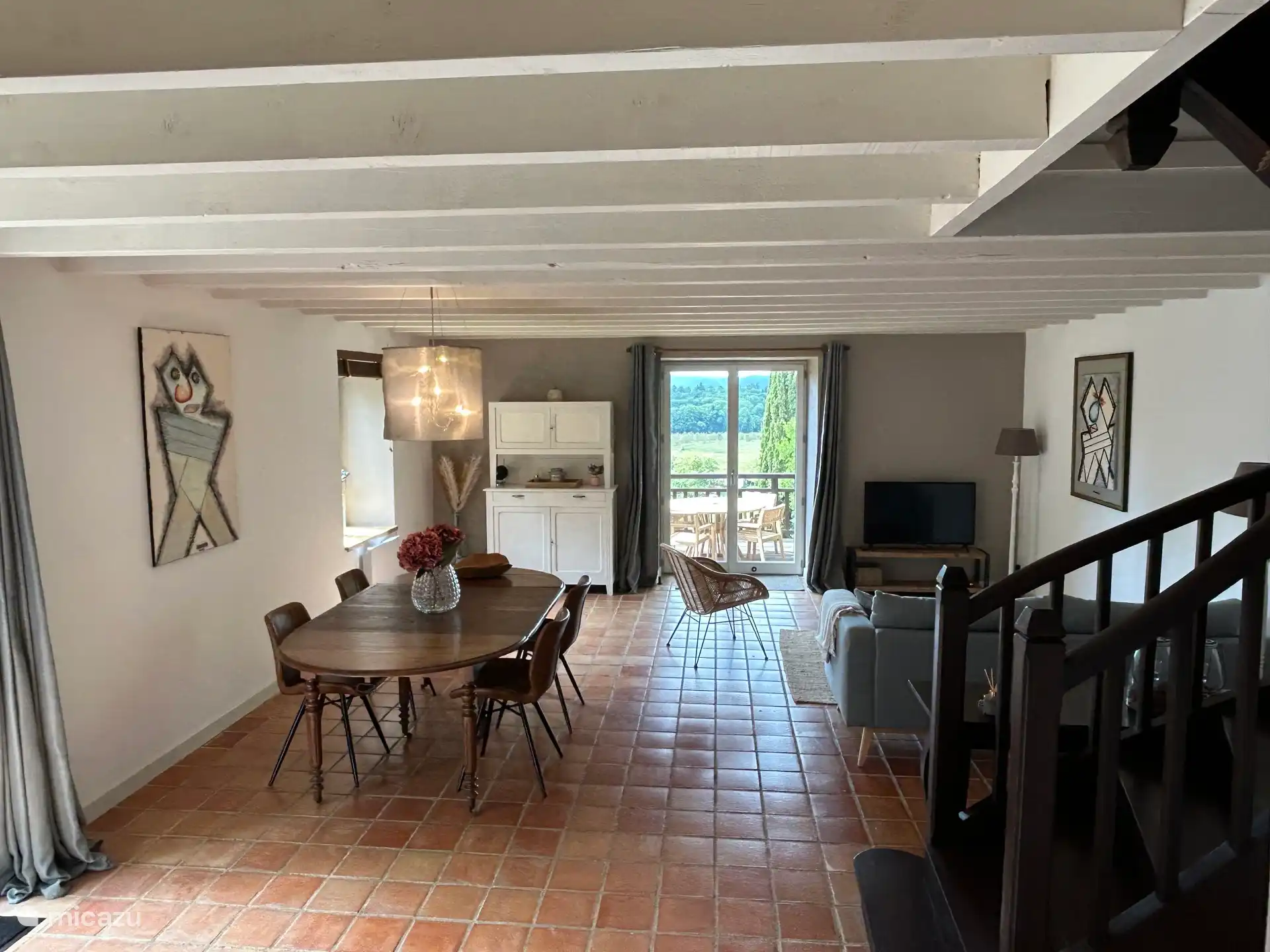 Das Haus ist geräumig und hell und mit allem Komfort ausgestattet. Direkter Zugang zur privaten Veranda mit Blick auf das Lot-Tal. 