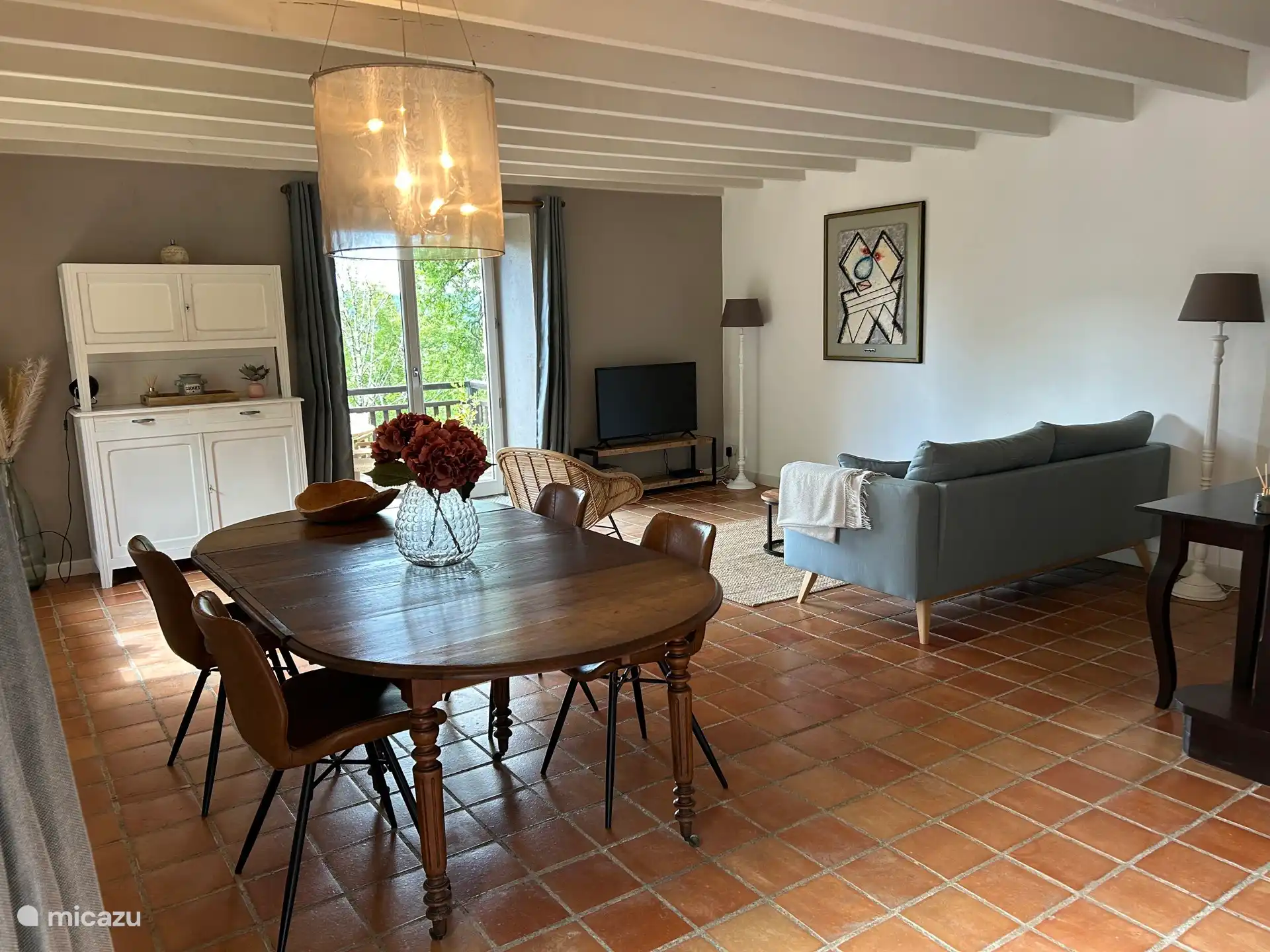 Wir haben Glasfaser-WLAN und Sat-TV mit niederländischen und vielen ausländischen Kanälen. 