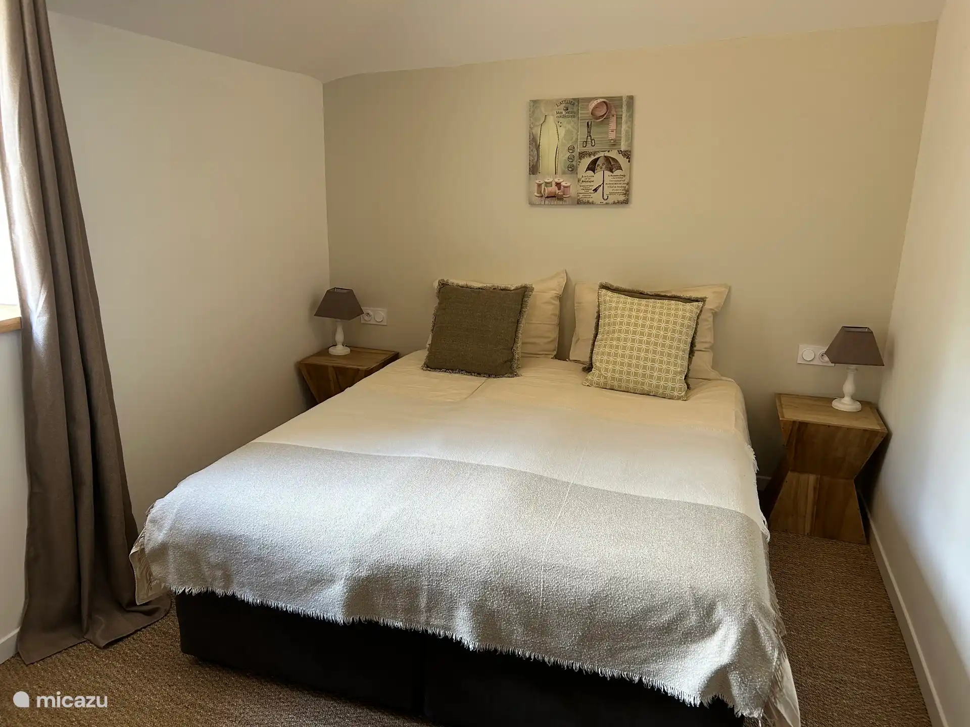 Das Haus verfügt über 2 Schlafzimmer, jedes mit eigenem Bad und Klimaanlage. Die Zimmer sind mit Boxspringbetten von 80x200 ausgestattet. 