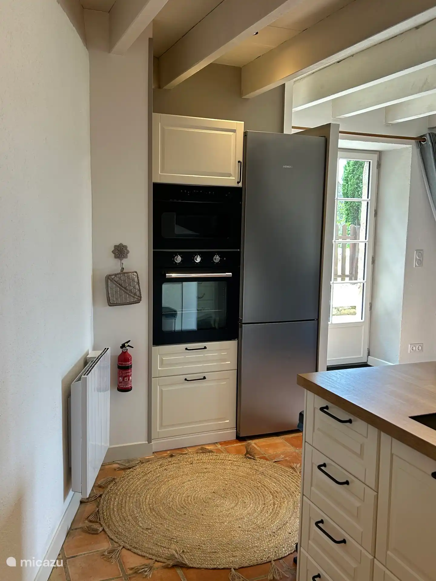 Voll ausgestattete Küche mit Kühlschrank und separatem Gefrierfach, Geschirrspüler, Backofen, Mikrowelle und Induktionskochfeld. Inklusive Nespresso- und Filterkaffeemaschine, Toaster und Wasserkocher.