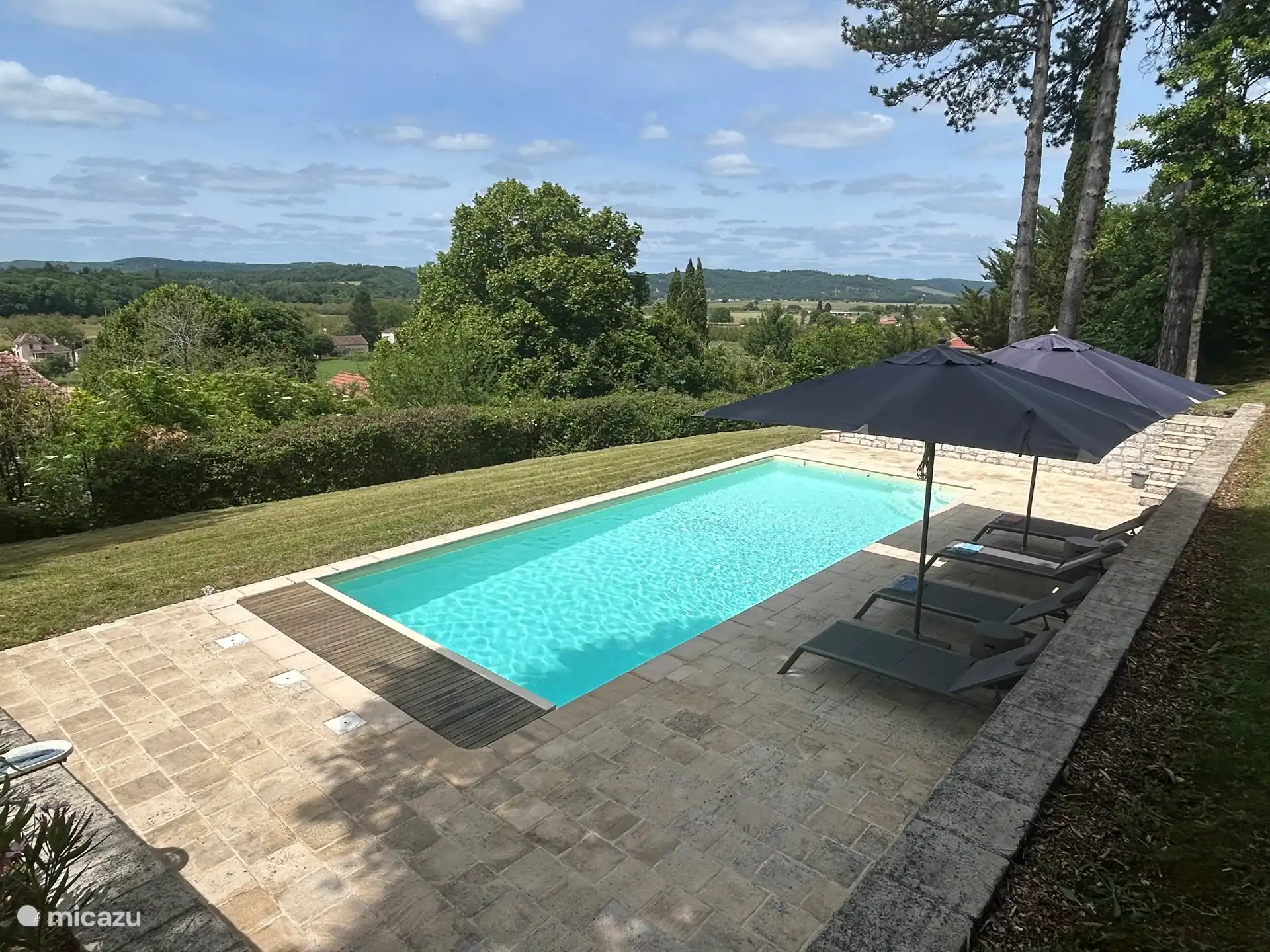 Der 4x10 Meter große Pool steht ausschließlich unseren Gästen zur Verfügung und ist mit Sonnenliegen und Hammam-Handtüchern ausgestattet