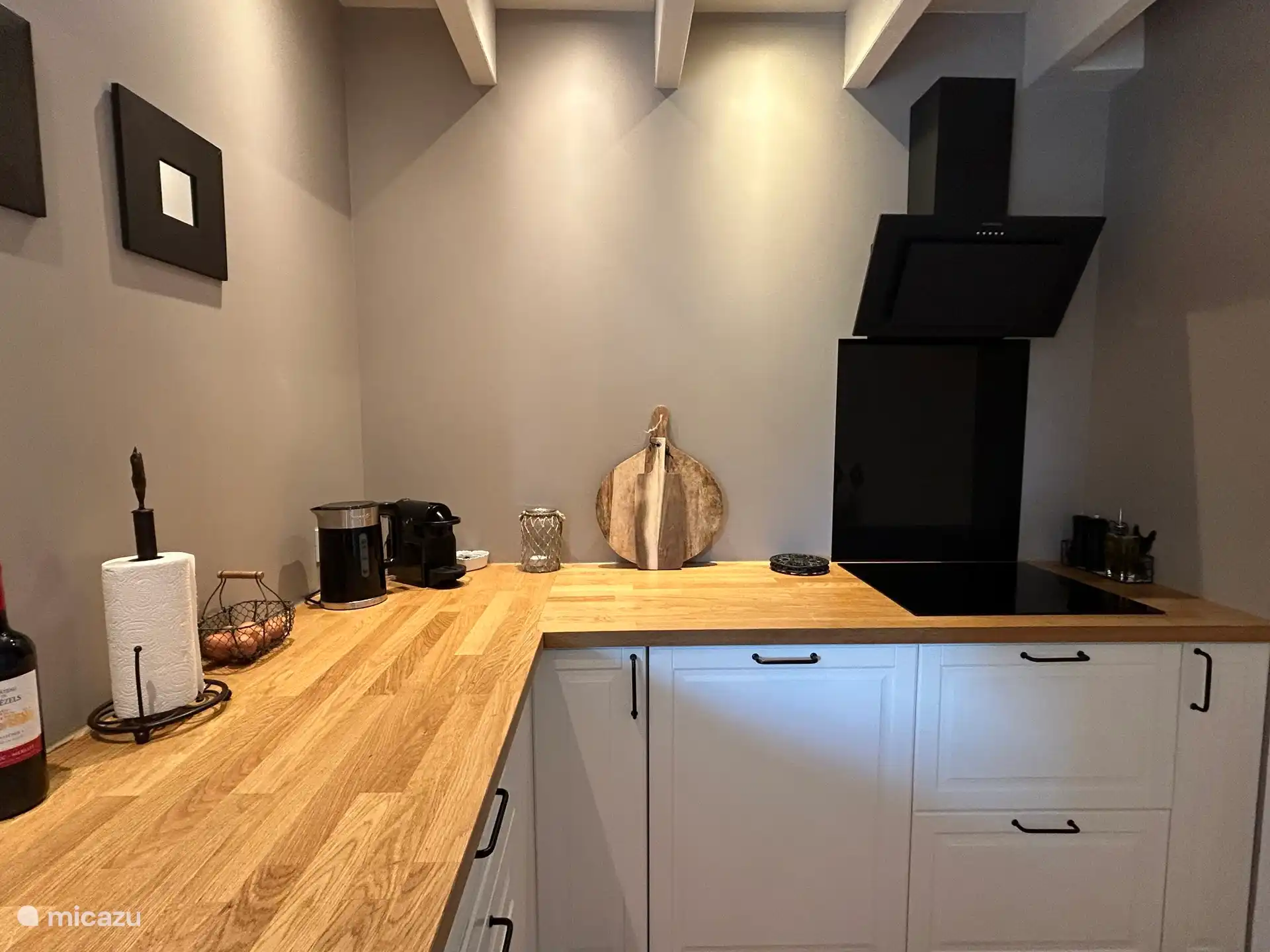 Voll ausgestattete Küche mit Kühlschrank und separatem Gefrierfach, Geschirrspüler, Backofen, Mikrowelle und Induktionskochfeld. Inklusive Nespresso- und Filterkaffeemaschine, Toaster und Wasserkocher.