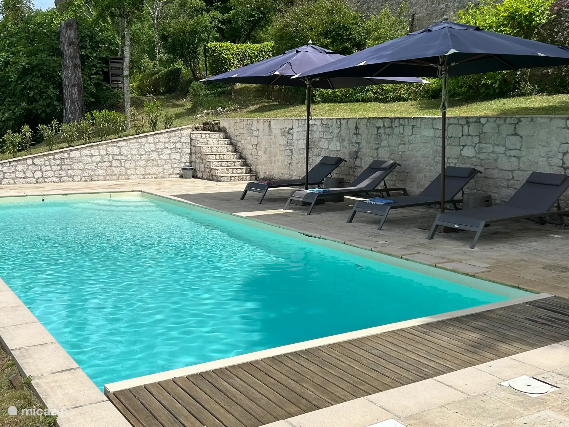 Der 4x10 Meter große Pool steht ausschließlich unseren Gästen zur Verfügung und ist mit Sonnenliegen und Hammam-Handtüchern ausgestattet