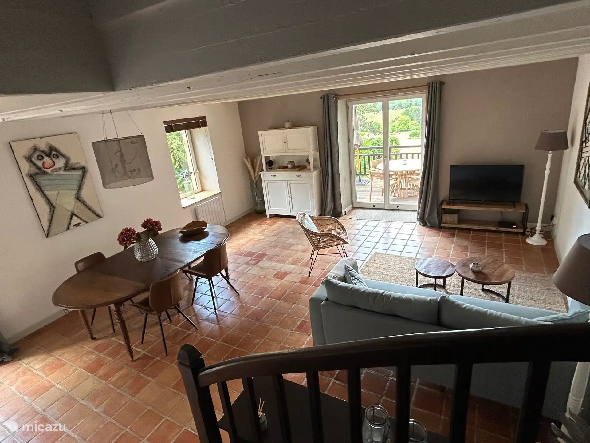 Das geräumige, attraktive Wohnzimmer 