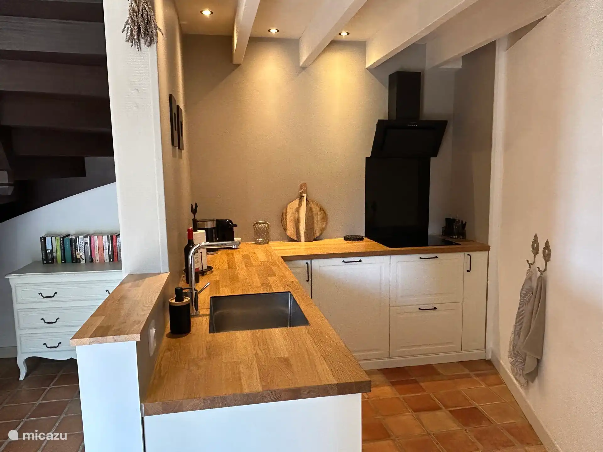 Voll ausgestattete Küche mit Kühlschrank und separatem Gefrierfach, Geschirrspüler, Backofen, Mikrowelle und Induktionskochfeld. Inklusive Nespresso- und Filterkaffeemaschine, Toaster und Wasserkocher.