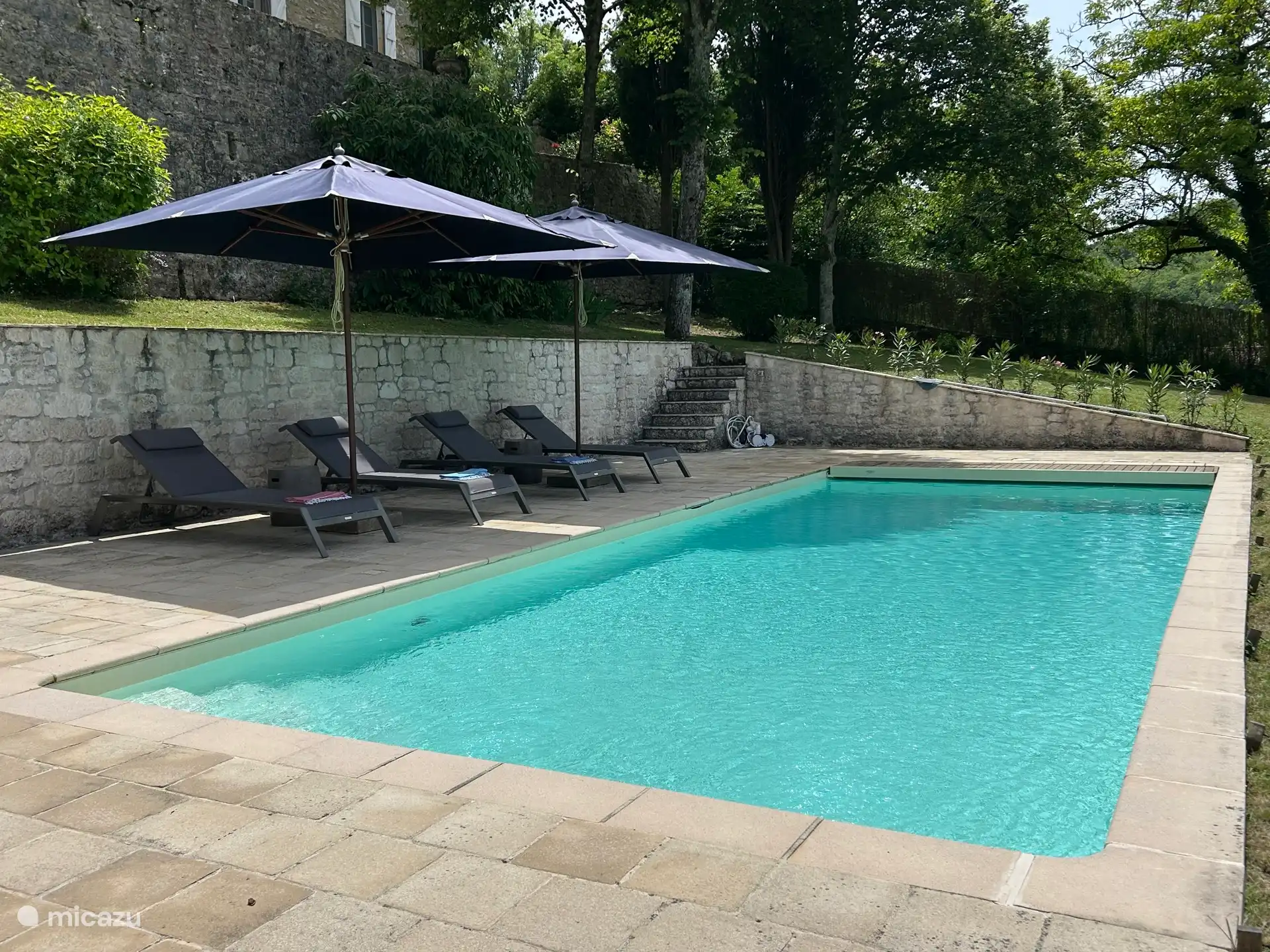 Der 4x10 Meter große Pool steht ausschließlich unseren Gästen zur Verfügung und ist mit Sonnenliegen und Hammam-Handtüchern ausgestattet