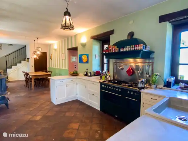 Casa Dolce Vista | Italie, Piémont, Monastero Bormida - maison de vacances La grande cuisine avec toutes les commodités et beaucoup d'espace pour cuisiner à plusieurs.