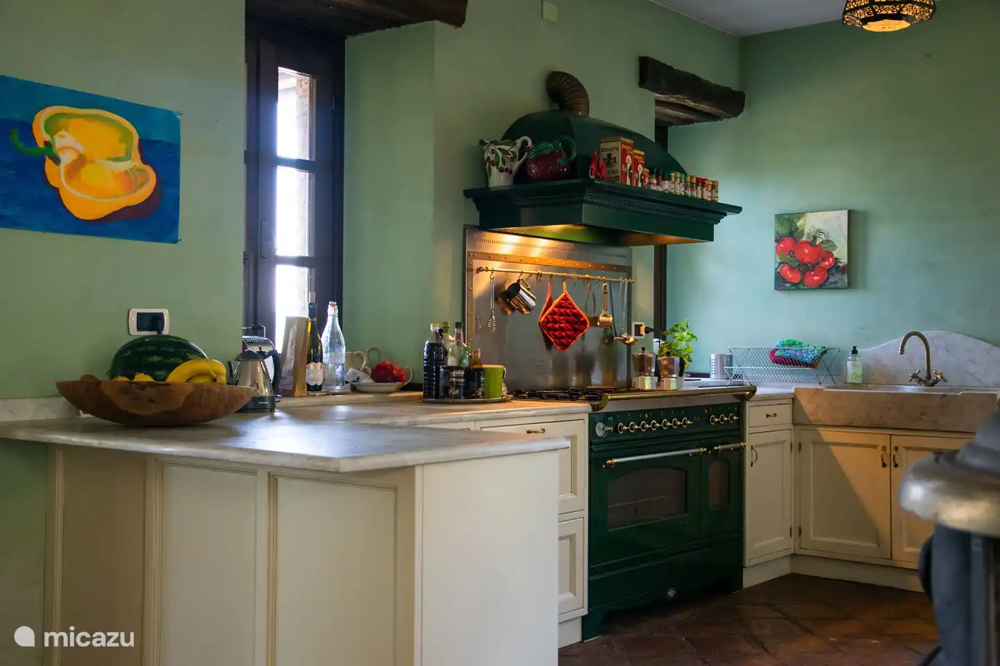 Der große italienische Herd mit 2 Backöfen und viel Arbeitsfläche für eine große Gruppe.