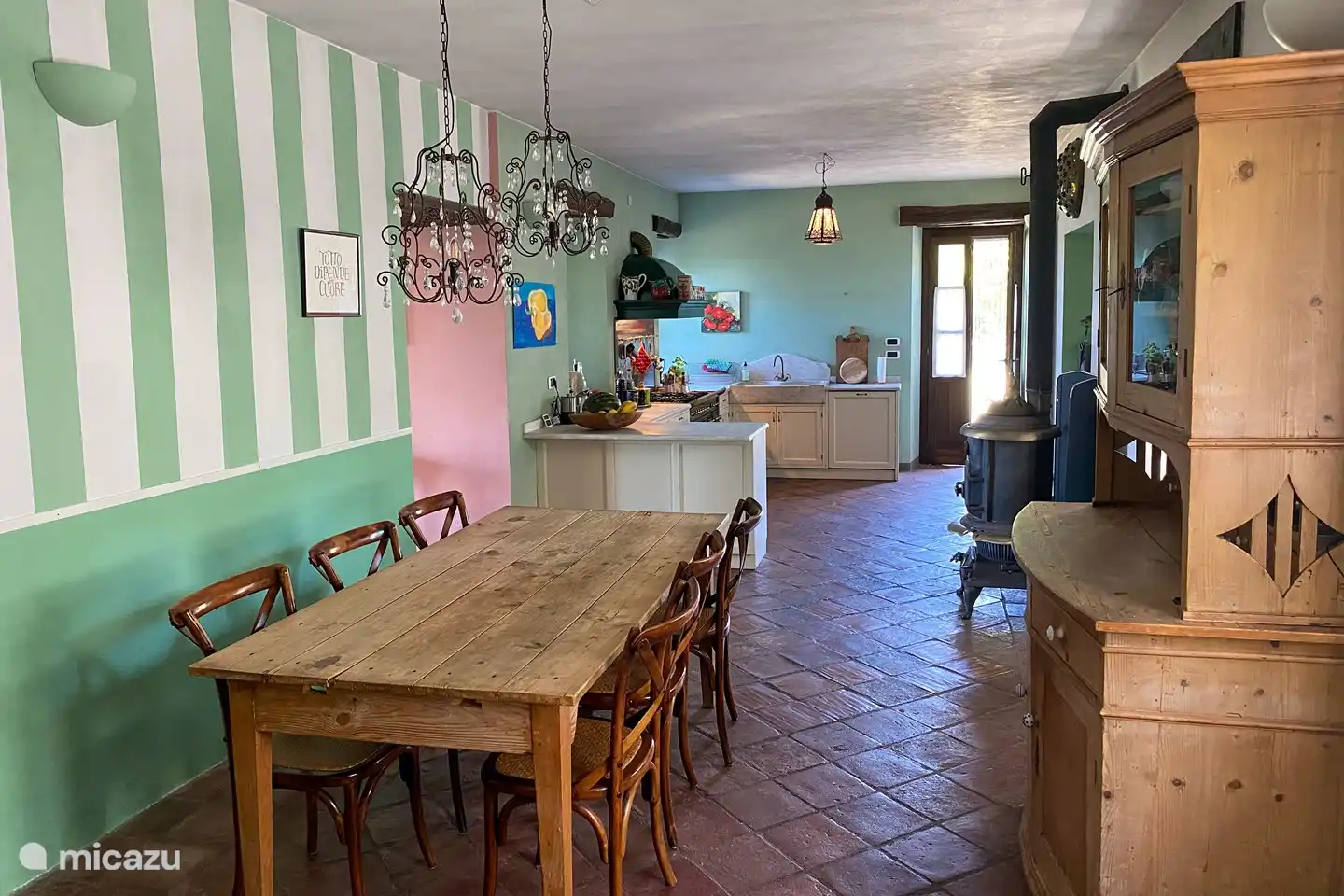 Möchten Sie drinnen am großen Esstisch oder draußen auf der Terrasse essen? Sie können beides tun.