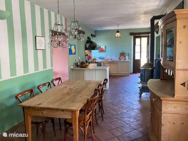 Casa Dolce Vista | Italie, Piémont, Monastero Bormida - maison de vacances Manger à l'intérieur sur la grande table à manger ou à l'extérieur sur la terrasse ? Cela peut être les deux.
