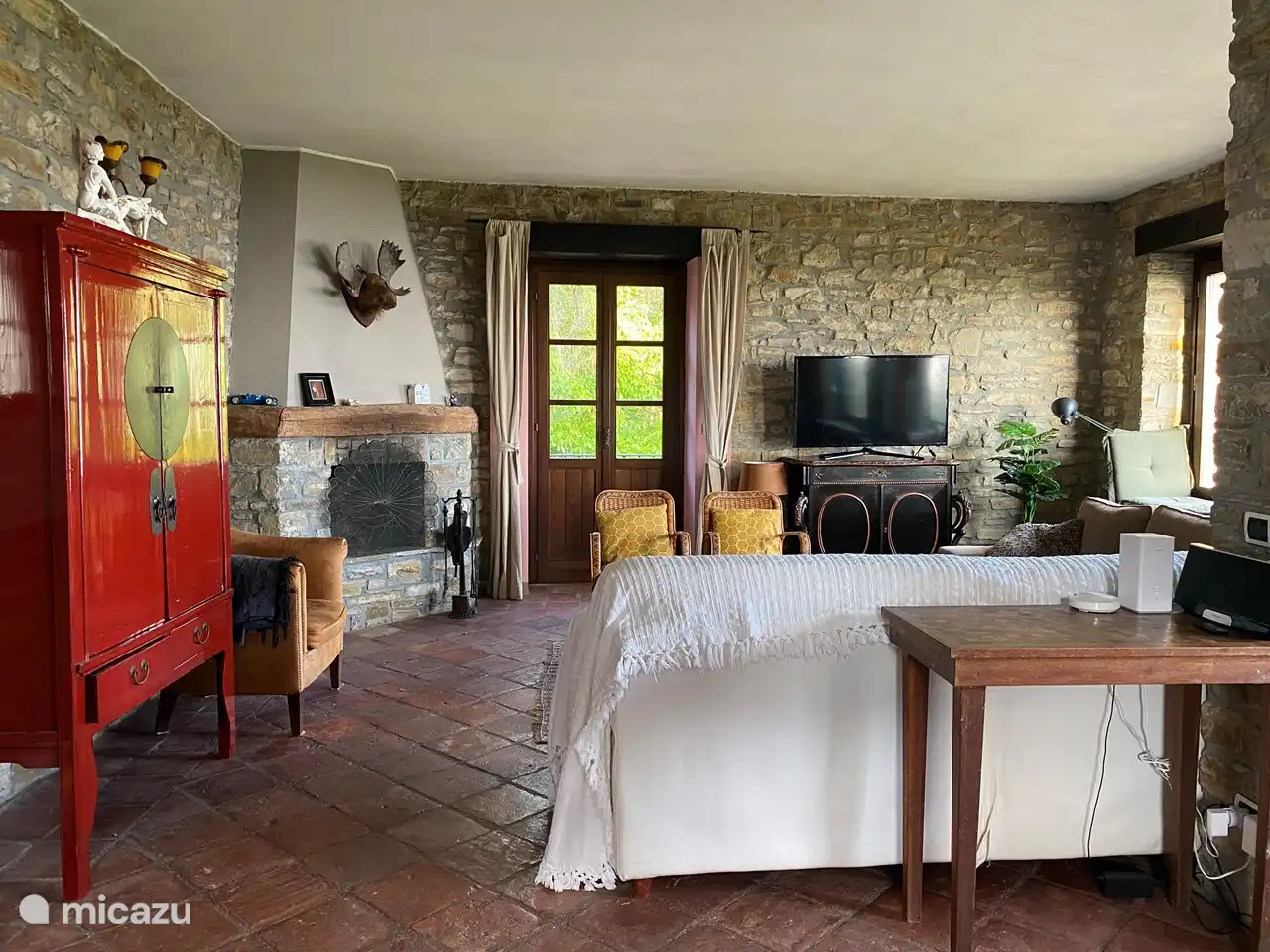 Das geräumige Wohnzimmer mit Panoramablick durch die großen Fenster oder Netflix zusammen.