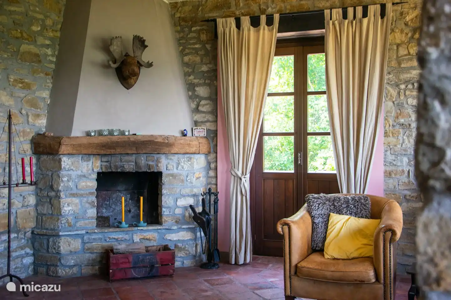 Kamin im Wohnzimmer für die Winter.