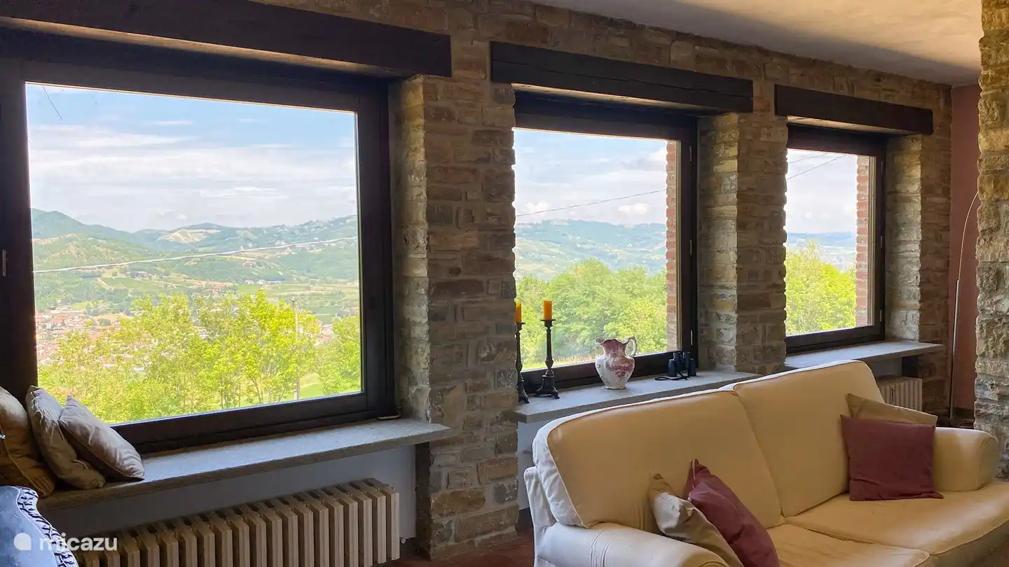 Setzen Sie sich in eine der großen Nischen und genießen Sie die Aussicht, die nie langweilig wird.