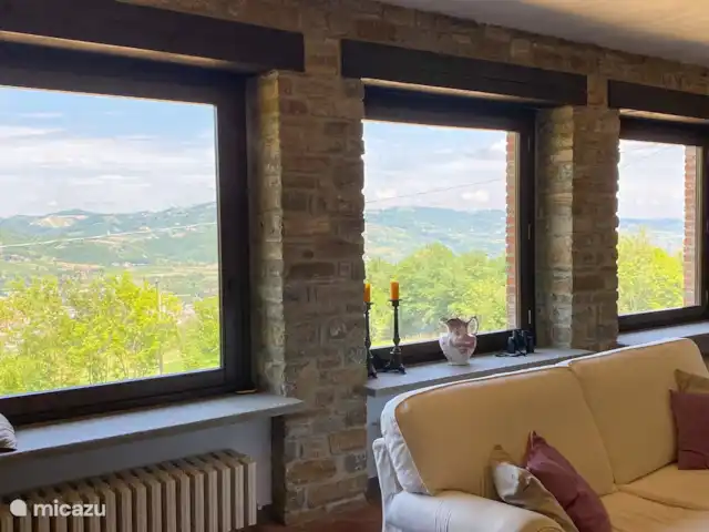 Casa Dolce Vista | Italie, Piémont, Monastero Bormida - maison de vacances Asseyez-vous dans l'une des grandes alcôves et profitez de la vue qui ne devient jamais ennuyeuse.