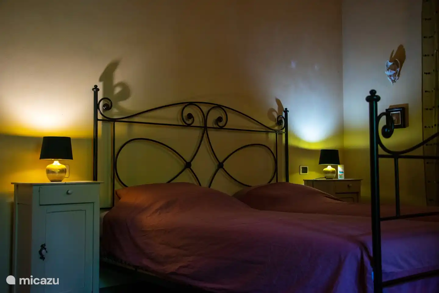 Ein Kingsize-Doppelbett mit neuen Matratzen und viel Stauraum im großen Kleiderschrank.