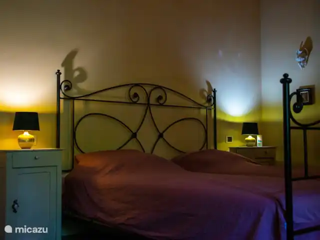Casa Dolce Vista | Italie, Piémont, Monastero Bormida - maison de vacances Un lit double king-size avec de nouveaux matelas et beaucoup d'espace de rangement dans la grande armoire.