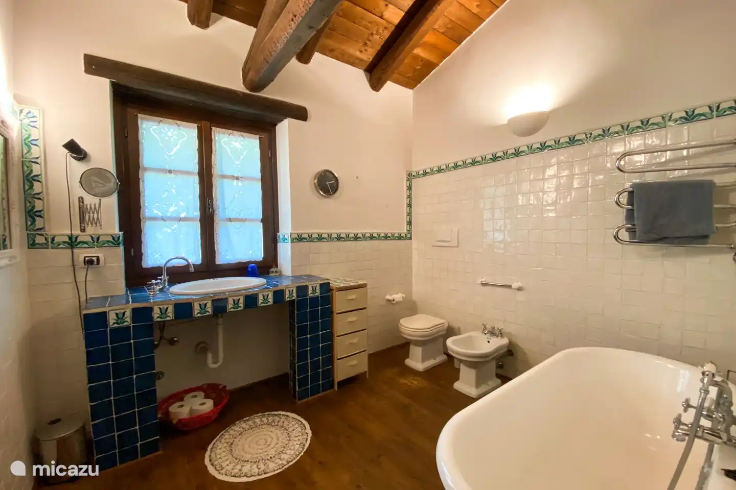 Das geräumige Badezimmer im Hauptschlafzimmer mit Badewanne und WC.