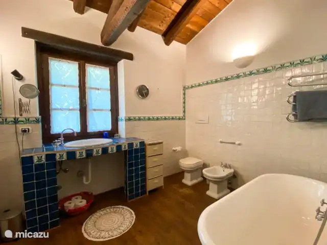Casa Dolce Vista | Italie, Piémont, Monastero Bormida - maison de vacances La salle de bain spacieuse dans la chambre principale avec baignoire et WC.