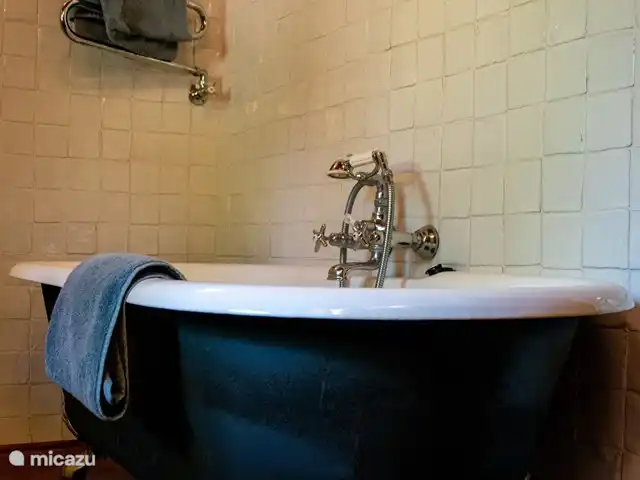 Casa Dolce Vista | Italie, Piémont, Monastero Bormida - maison de vacances Détendez-vous dans ce magnifique bain avec douche.