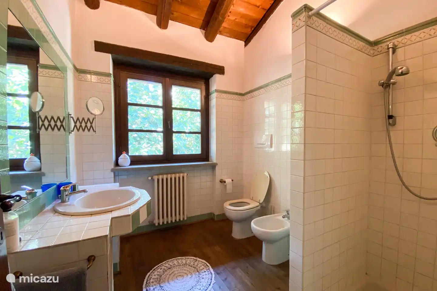 Das Gemeinschaftsbad für das gelbe und blaue Zimmer mit Dusche und WC.