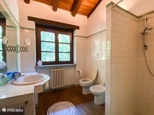 Casa Dolce Vista | Italie, Piémont, Monastero Bormida - maison de vacances La salle de bain commune pour la chambre jaune et bleue avec douche et WC.