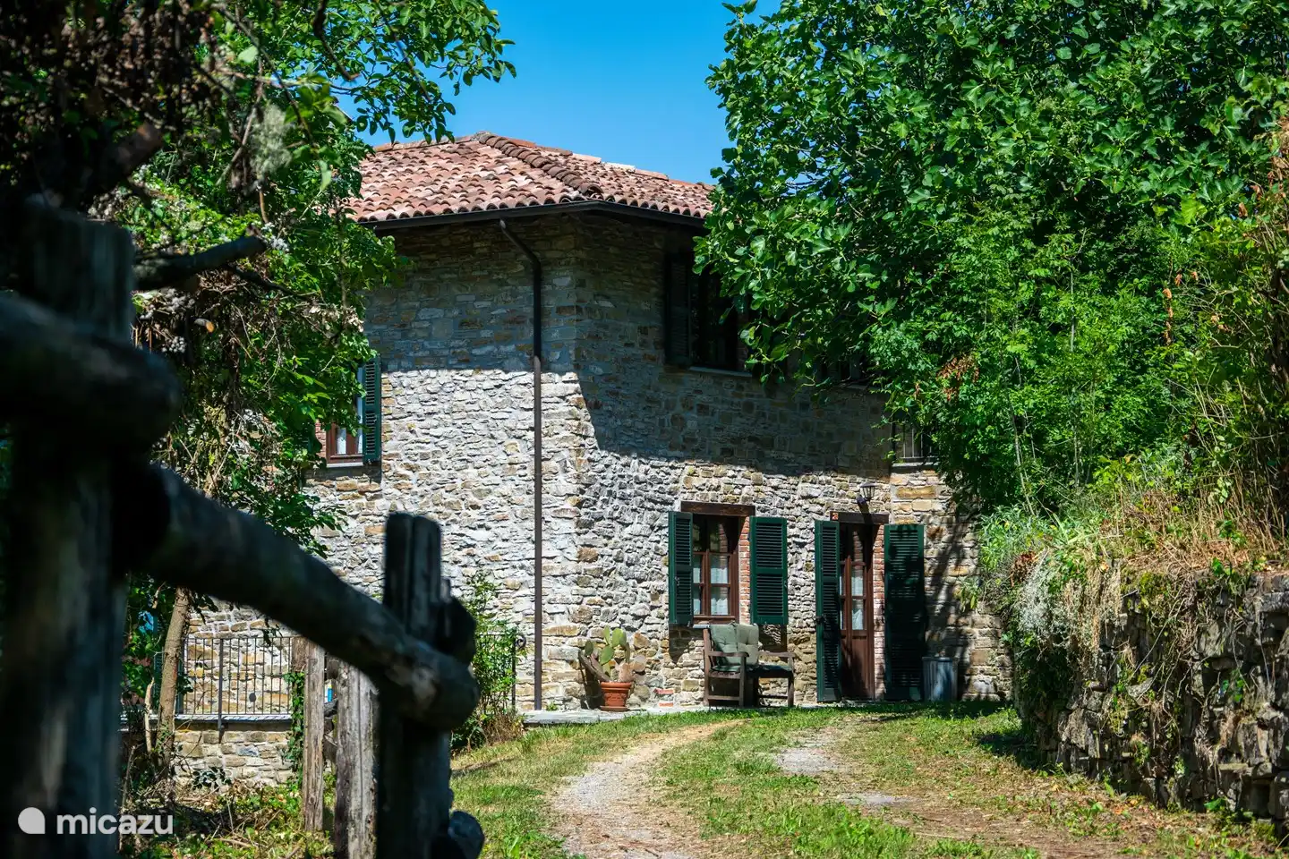 Parken Sie das Auto auf dem großzügigen Parkplatz und gehen Sie zu Fuß zum Haus. Das Auto kann auch am Haus im Schatten der Feige geparkt werden.