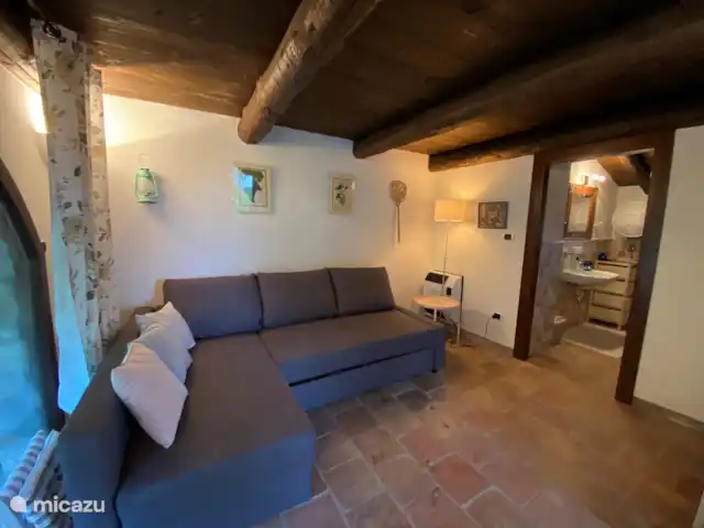 Casa Dolce Vista | Italie, Piémont, Monastero Bormida - maison de vacances Le canapé du salon peut être transformé en un lit de 140cmx200cm avec un topper supplémentaire pour une merveilleuse nuit de sommeil.