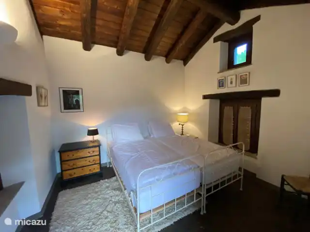 Casa Dolce Vista | Italie, Piémont, Monastero Bormida - maison de vacances Le premier étage de la casina avec 2 grands lits indépendants avec probablement la meilleure vue sur la vallée. Sortez dans la salle de bain au rez-de-chaussée.
