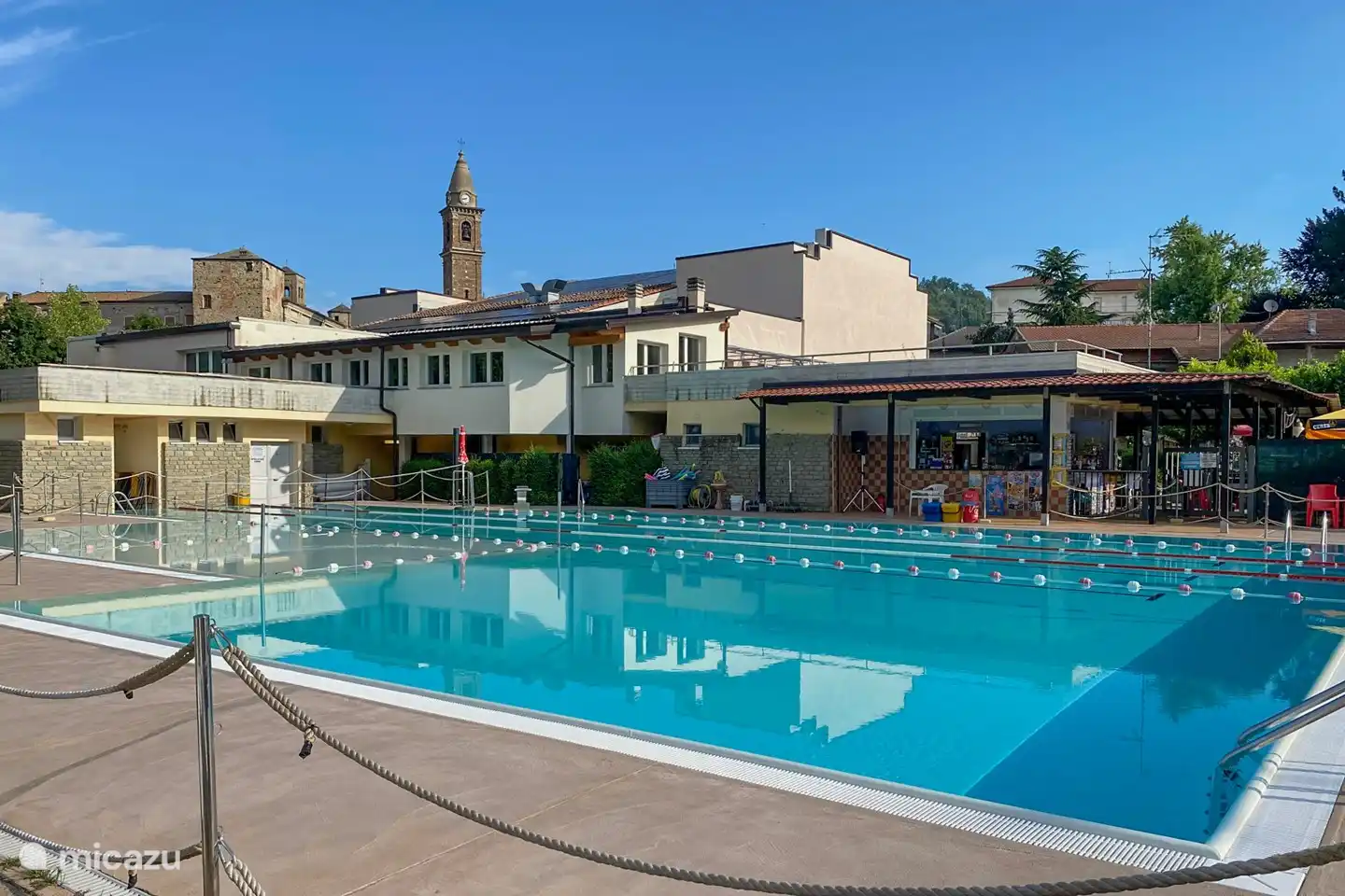 Das öffentliche Schwimmbad in Monastero Bormida 20 Minuten zu Fuß oder 5 Minuten mit dem Auto. Ein öffentliches Schwimmbad mit Tischtennis, Tennis, Volleyball und Fußballplatz. Auch eine gemütliche Bar für nach dem Sport.