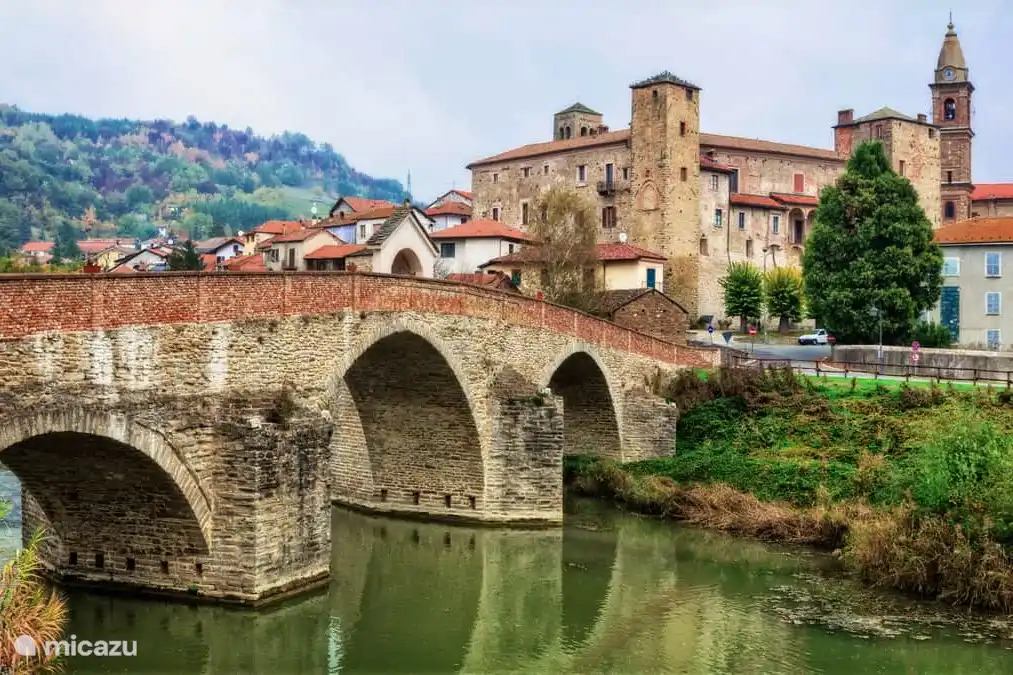 Die wunderschön renovierte mittelalterliche Brücke über die Bormida zum alten Kloster, das heute als Rathaus dient.