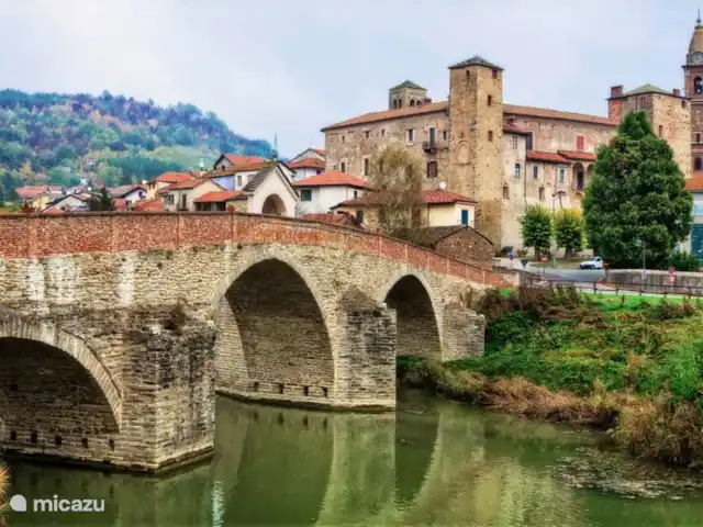 Casa Dolce Vista | Italie, Piémont, Monastero Bormida - maison de vacances Le pont médiéval magnifiquement rénové sur la Bormida jusqu'à l'ancien monastère qui sert maintenant d'hôtel de ville.