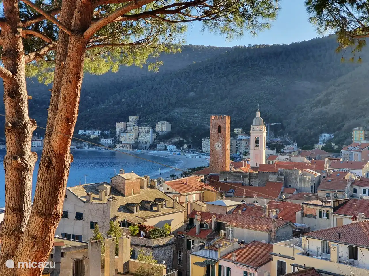 Blick auf das gemütliche Städtchen Noli mit Geschäften, Restaurants und vielen freien Sandstränden.