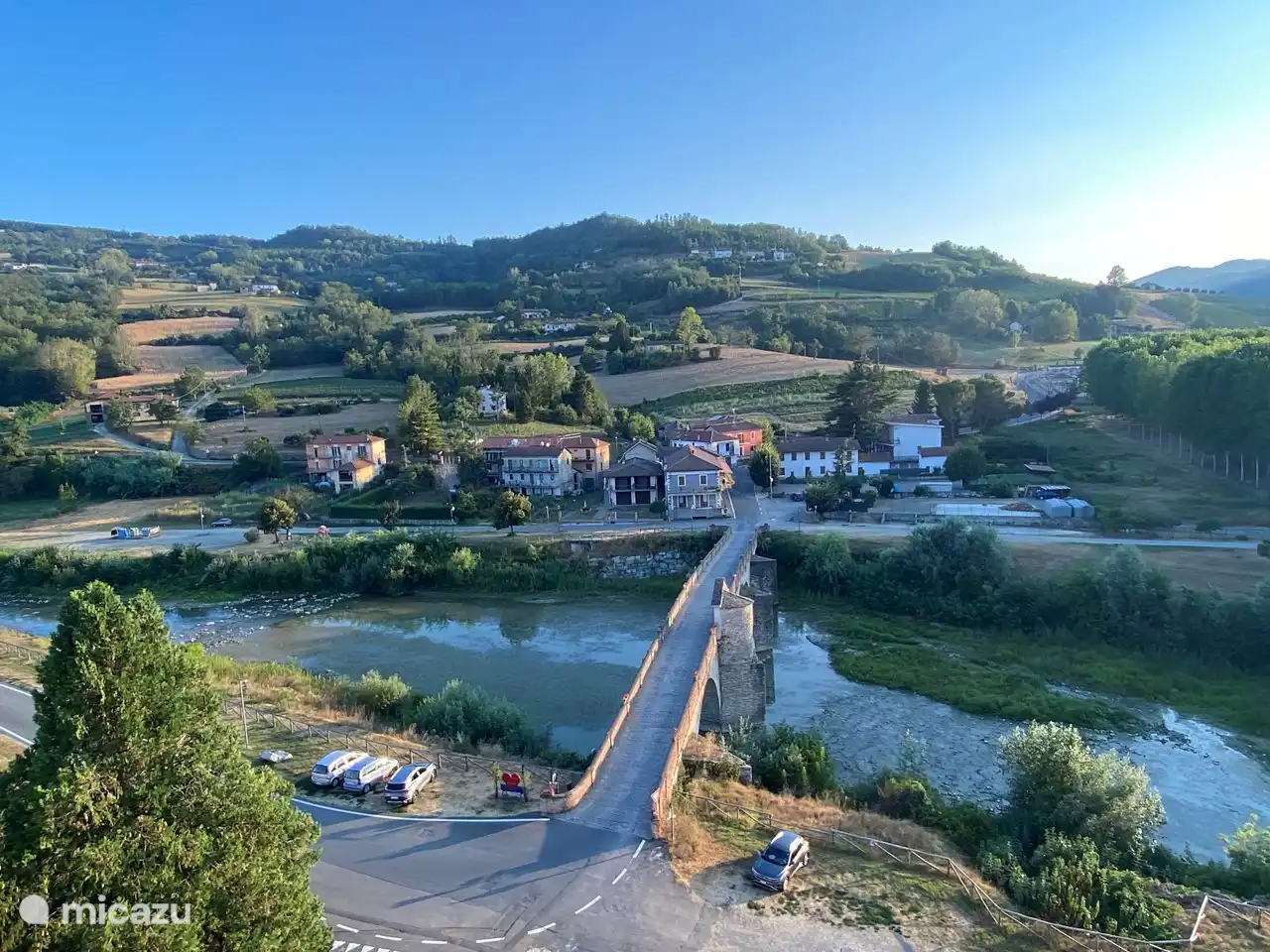 Der Hügel, auf dem das Haus steht, von der Burg in Monastero aus gesehen