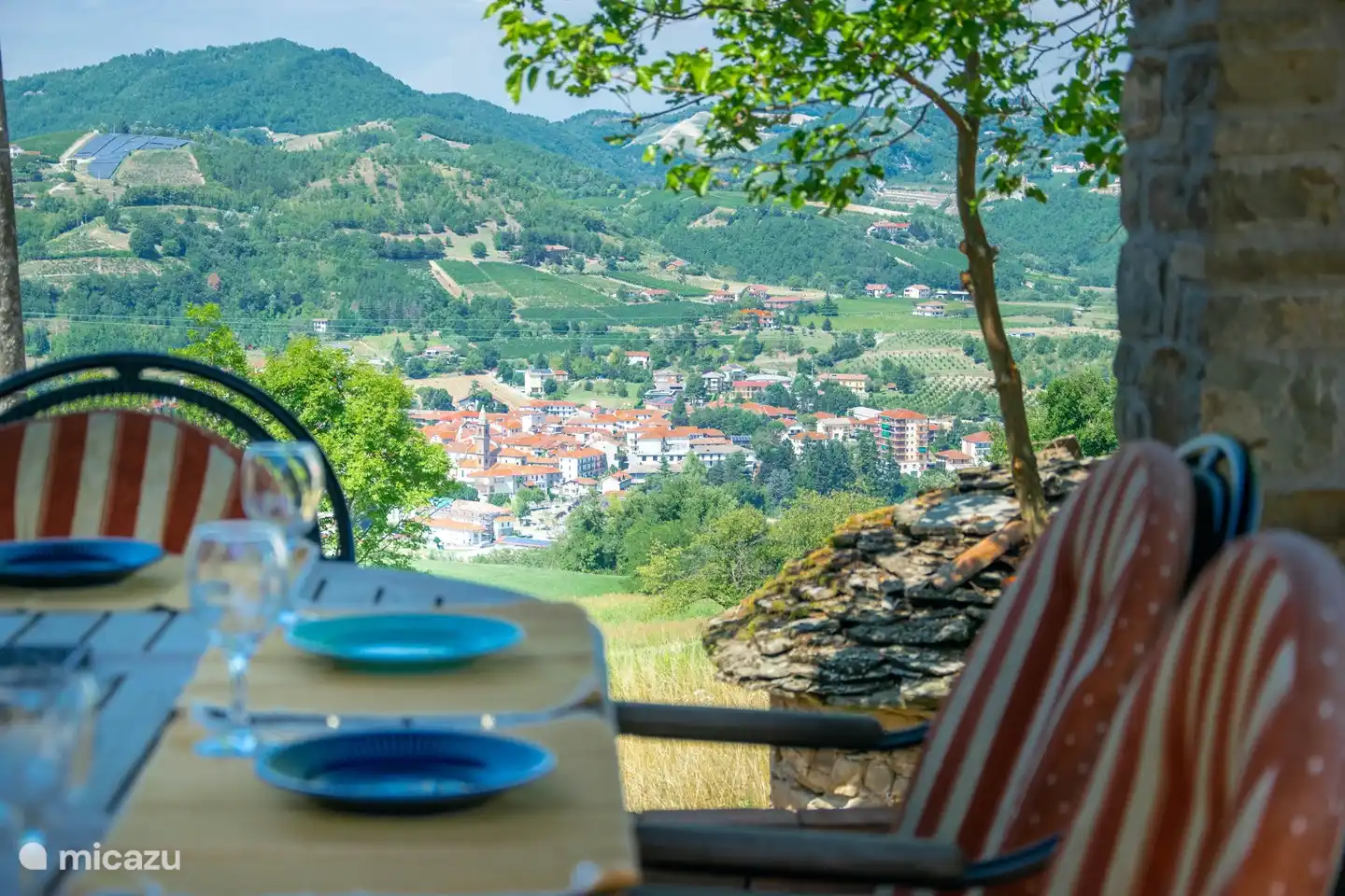 Gemeinsames Essen auf der überdachten Terrasse der Casina mit Blick auf Monastero Bormida. Morgens, mittags und abends im Schatten.