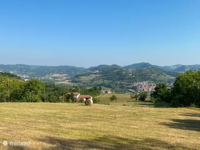 Casa Dolce Vista | Italie, Piémont, Monastero Bormida - maison de vacances La cour avant avec de l'herbe tondue.