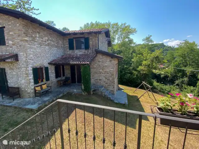 Casa Dolce Vista | Italie, Piémont, Monastero Bormida - maison de vacances Prenez votre petit-déjeuner au soleil ou trouvez l'ombre sur l'une des terrasses.