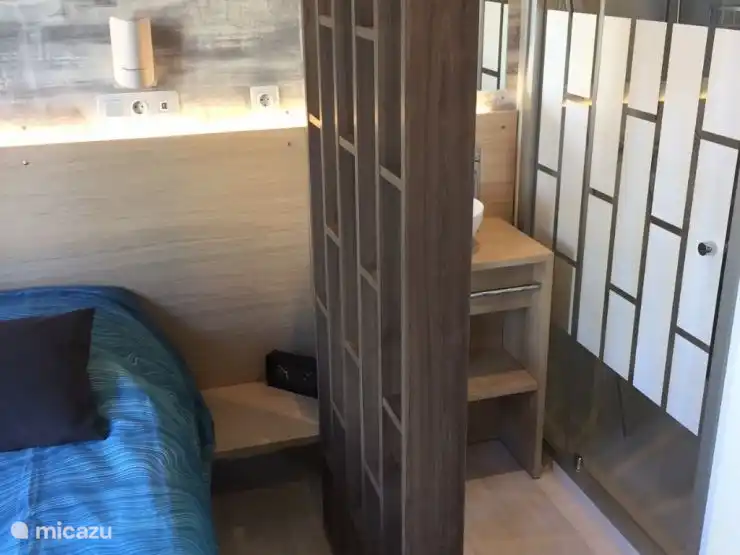 Waschbecken und Duschkabine 