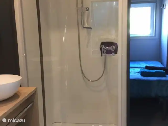 Chalet de luxe TAOS I | France, Hérault, Agde - chalet 2ème salle de bain avec 2ème cabine de douche