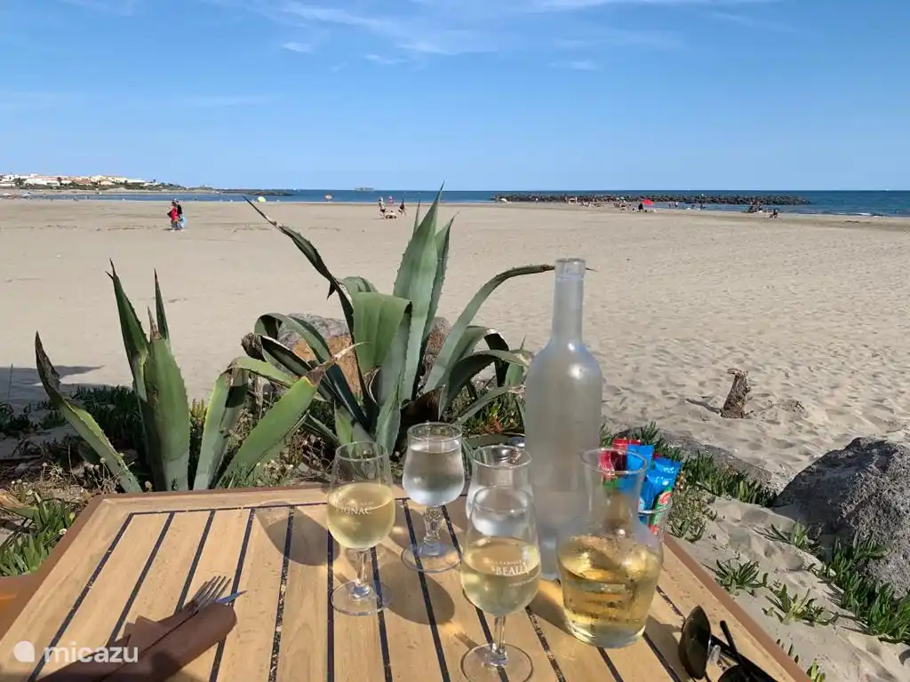 Entspannen Sie am Strand bei einem leckeren Wein