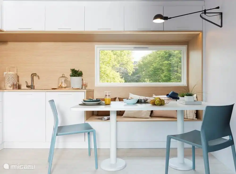 Werksfoto des Essbereichs.