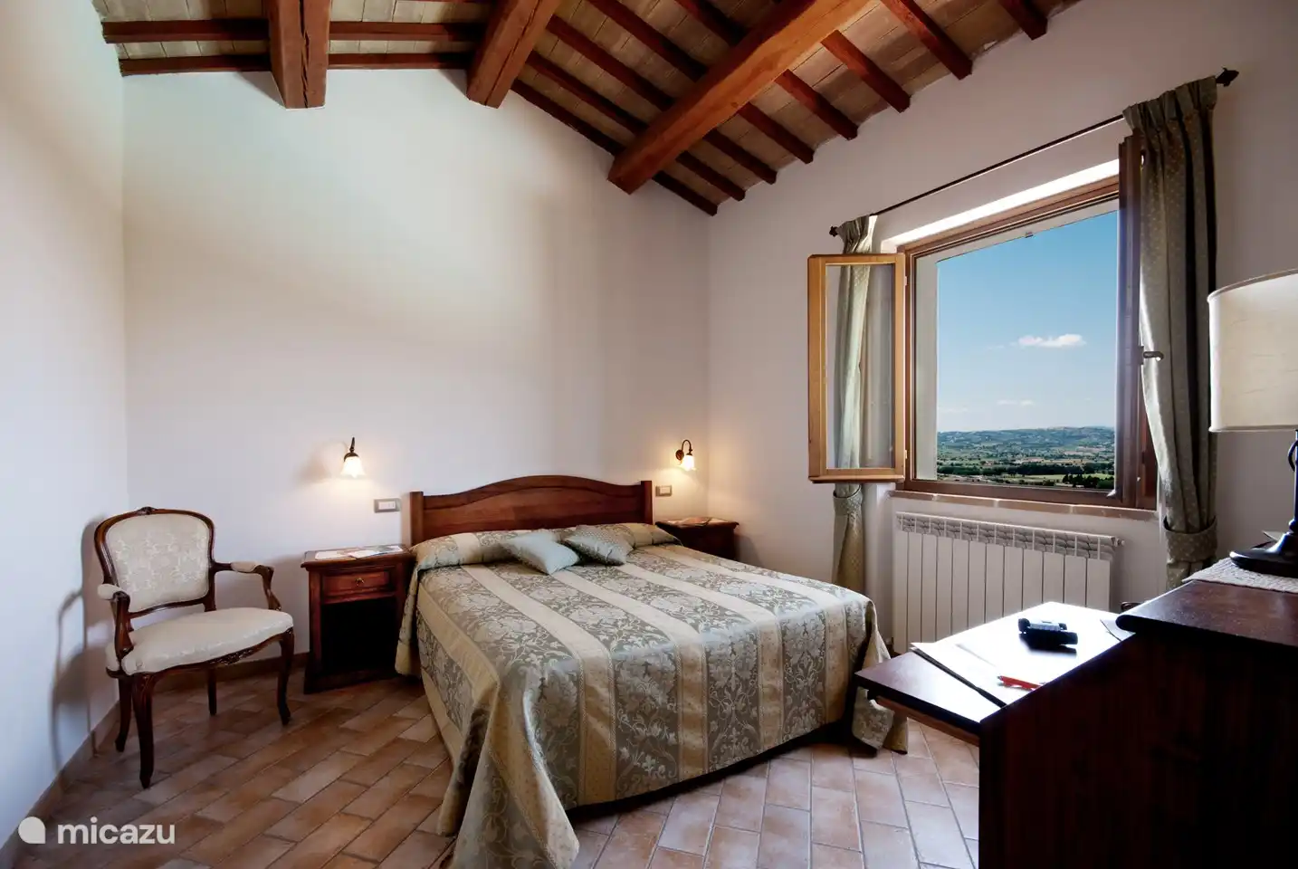 Dormitorio con cama doble