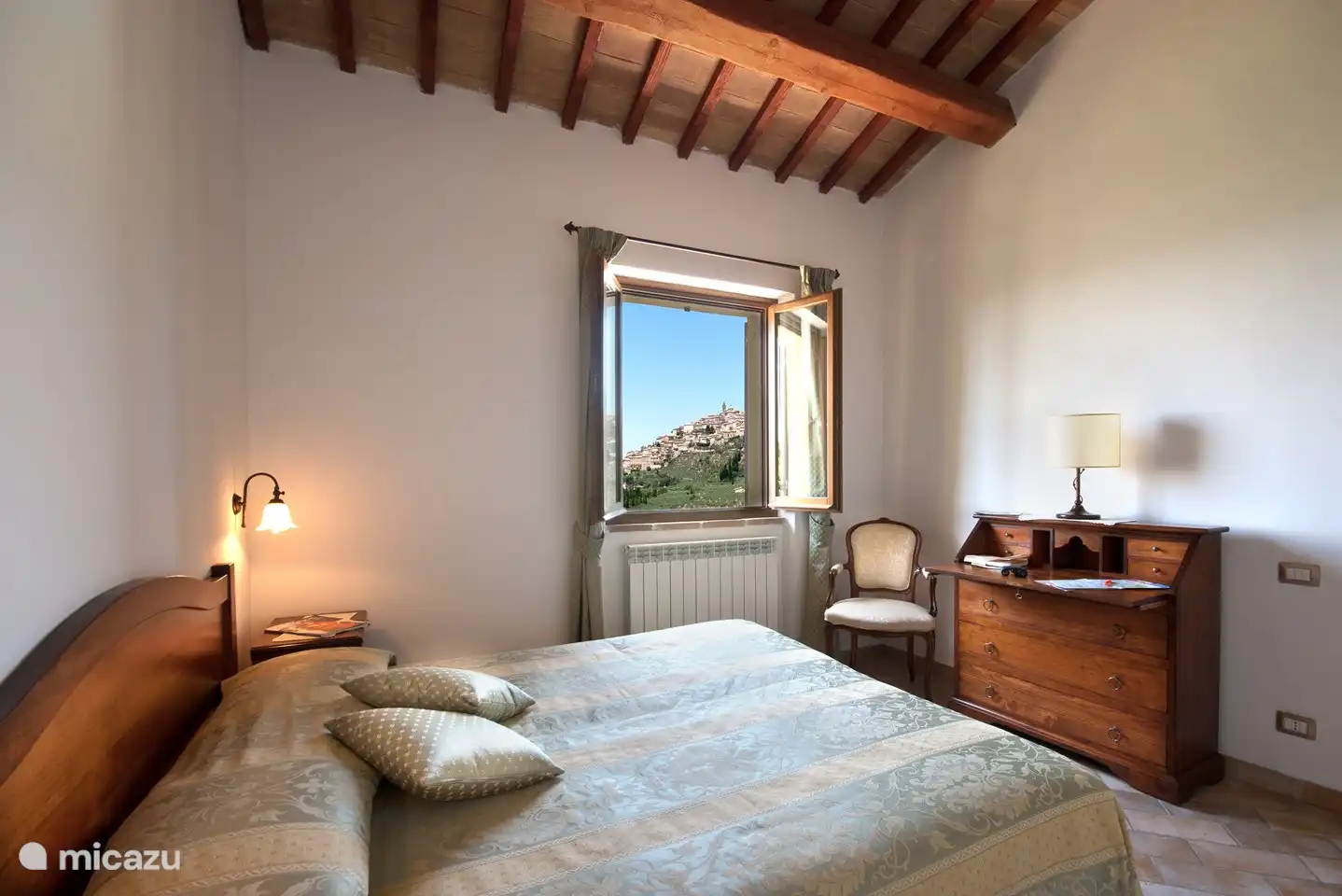 Dormitorio con cama doble