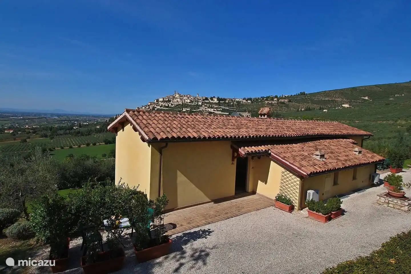 Terraza y entrada apartamento Ulivo