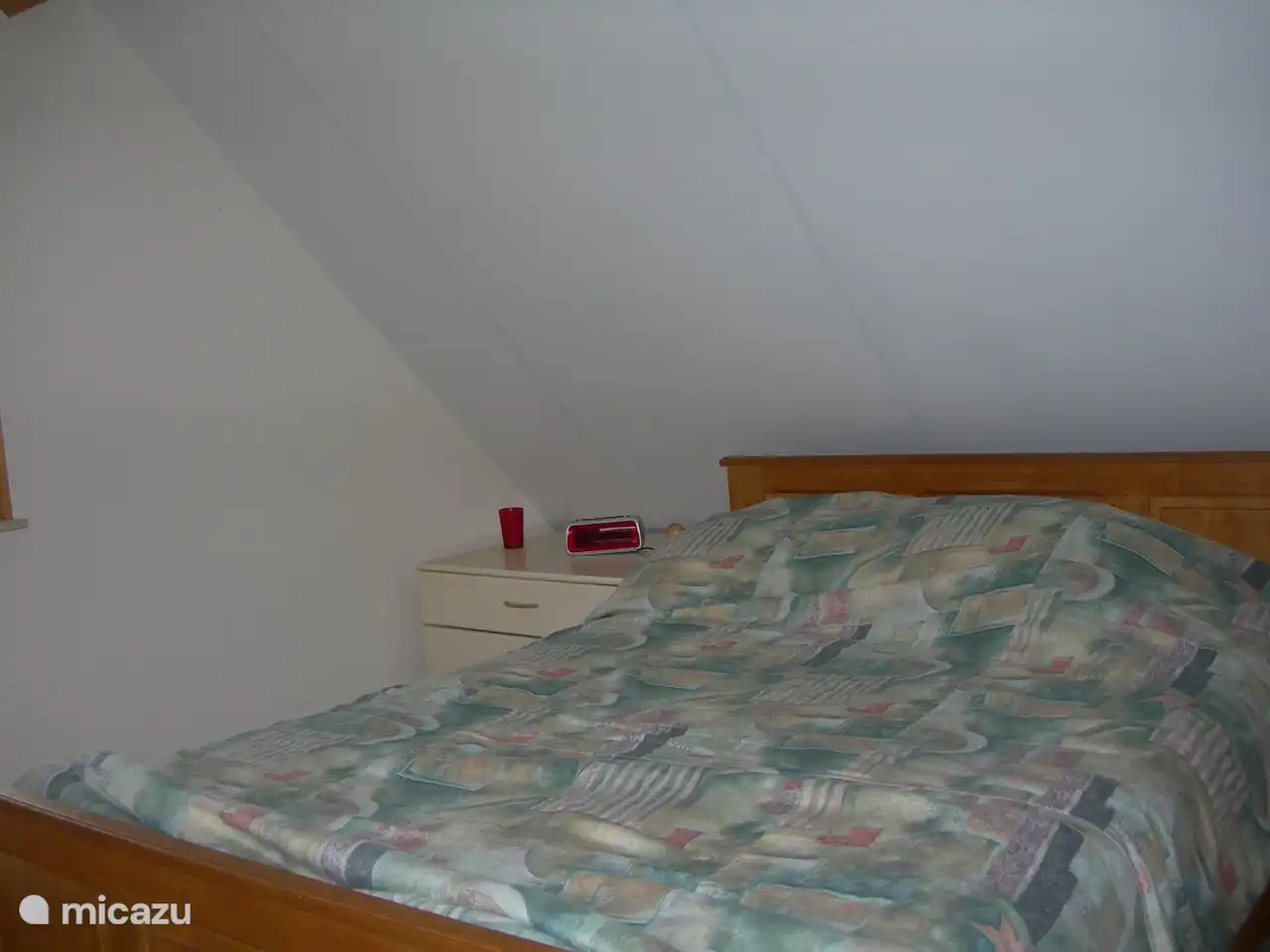 Schlafzimmer Doppelbett 140 br /200 lang auf beiden Seiten eine Kommode mit Lampe