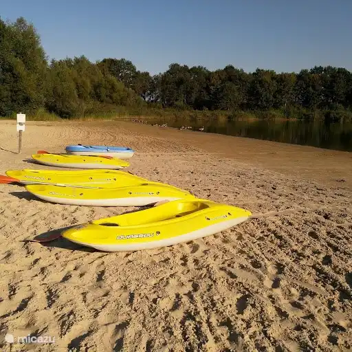 Strand; Sonnenbaden mit Booten kann von allen genutzt werden.
