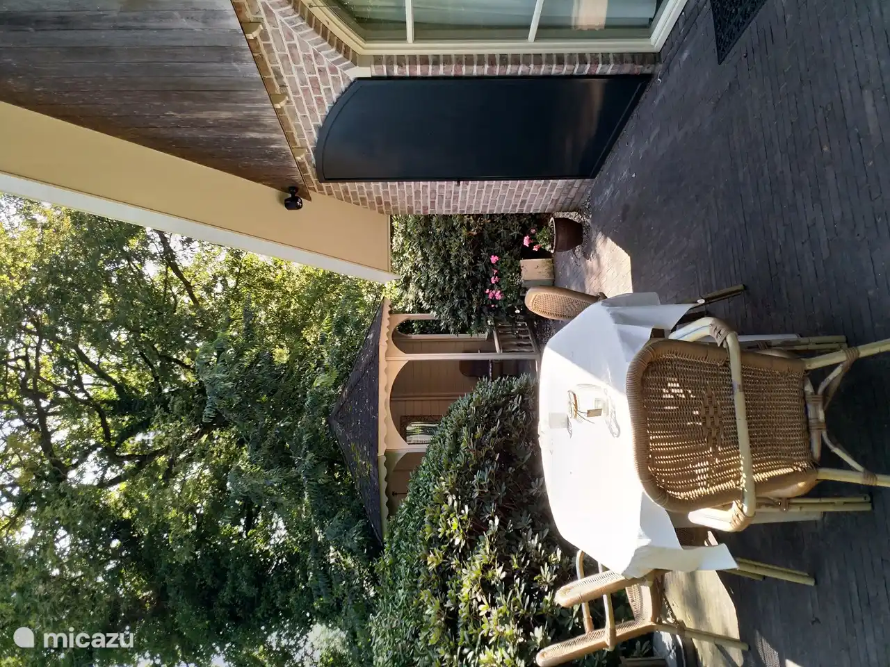 Terrassenfront mit großem Tisch und 4 Stühlen